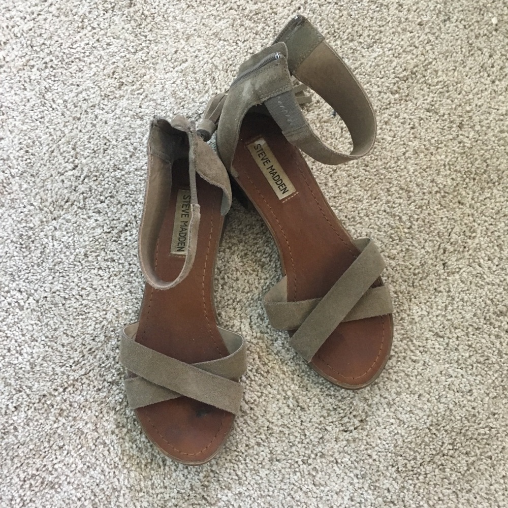 Grey sandals with kitten heel